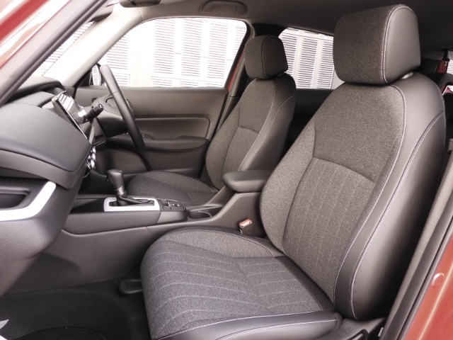 からだを包み込む様な形状でホールド感のあるフロントシート。しっかりと支えてくれるので長時間の運転を快適にサポート！