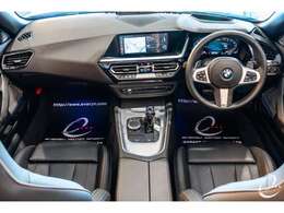 インテリアにはヴァ―ネスカレザーを使用した『ブラックレザーシート』が装備されております