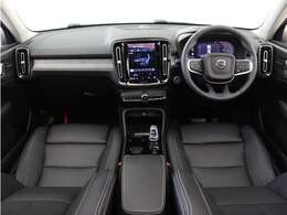 Google搭載/ETC2.0/360度カメラのフルセット搭載。9インチ・タッチスクリーン式センターディスプレイと、モード選択式の12.3インチデジタル液晶ドライバー・ディスプレイを装備。