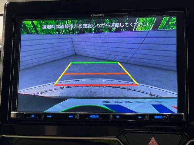 【バックカメラ】駐車時に後方がリアルタイム映像で確認できます。大型商業施設や立体駐車場での駐車時や、夜間のバック時に大活躍！運転スキルに関わらず、今や必須となった装備のひとつです！