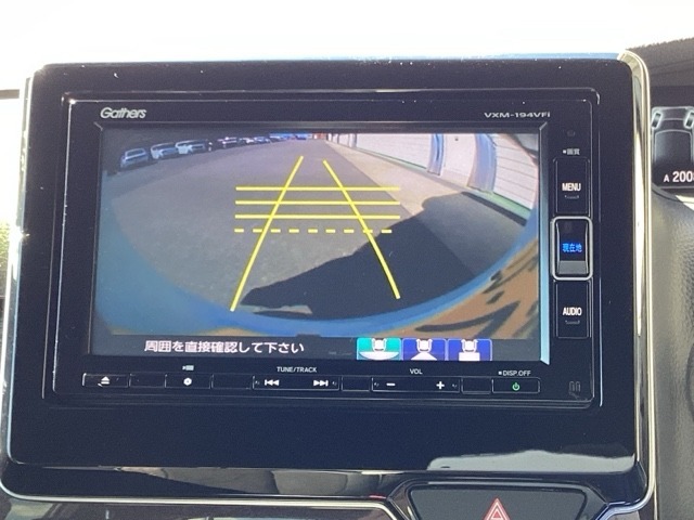 3ビュー切り替えやガイド線表示のバックカメラで、バックでの車庫入れも安心です。
