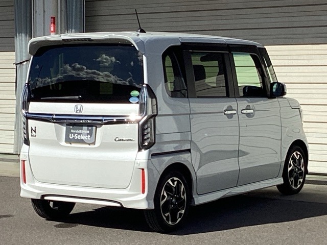 バックカメラが付いているのでバックでの車庫入れも安心です。