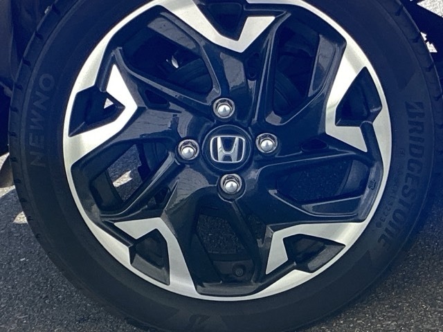 純正アルミホイールです。足元が引き立つので、車全体のイメージがアップしますよ！