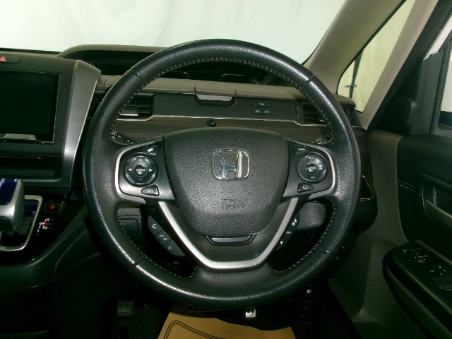 ステアリングスイッチでオーディオ各種操作が可能で、運転に集中できます。安心・安全・快適なドライブをお楽しみいただけます。
