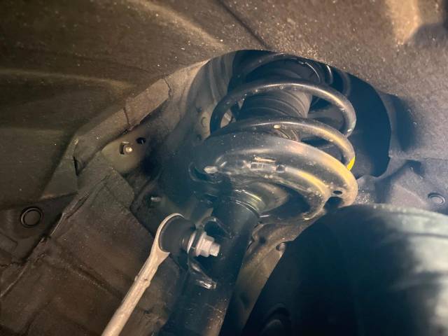 お車を安心してお乗りいただく為には、足回りの定期点検が欠かせません。サービスサポート（有償保証）では無料点検もご提供しており、安心のカーライフをお過ごしいただけるサポート体制が整っています。