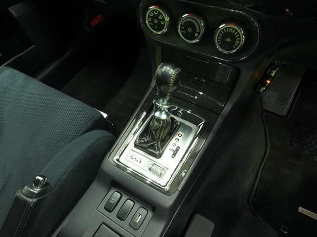 純正フロアマット　JADO SMARTミラー型デジタルルームミラー　ブレンボ製ブレーキキャリパー