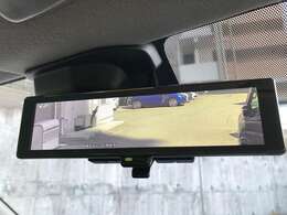 後席が荷物で塞がっている時などに、クリアな後方視界を表示してくれる、スマートルームミラー