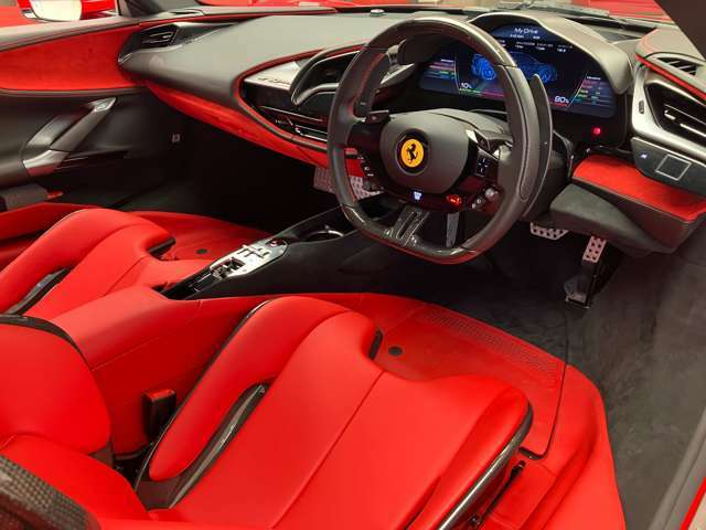 内装はRosso Ferrariです。レザー＆アルカンターラカーペット(￥539,000)