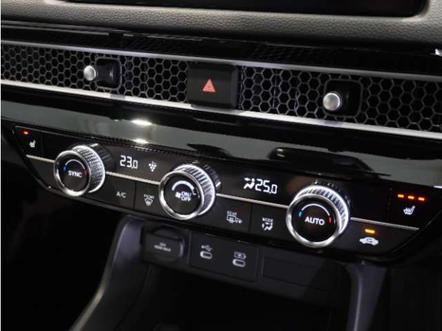 【オートエアコン】温度を設定すれば自動で快適な車内温度を保ちます。エアコン内部の高性能脱臭フィルターで車内のアレルゲンや花粉を除去。