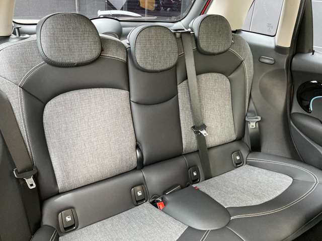 お車の点検、修理も自社整備工場にて対応致します。入庫案内からご来店までサービスアドバイザーと担当営業者でお客様をサポート致します。ご来店、ご連絡をスタッフ一同心よりお待ちしております。