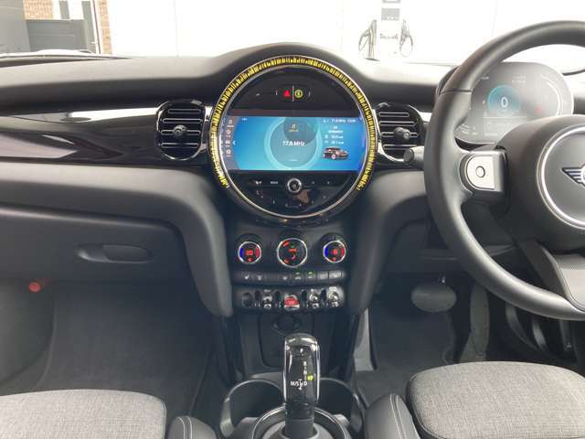 弊社はMINI正規販売店として新型車から旧モデルまでの商品知識と整備知識を備えております。納車後の不明な点等も、お気軽に弊社担当者までお問い合わせ下さい。