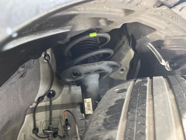お車を安心してお乗りいただく為には、足回りの定期点検が欠かせません。サービスサポート（有償保証）では無料点検もご提供しており、安心のカーライフをお過ごしいただけるサポート体制が整っています。