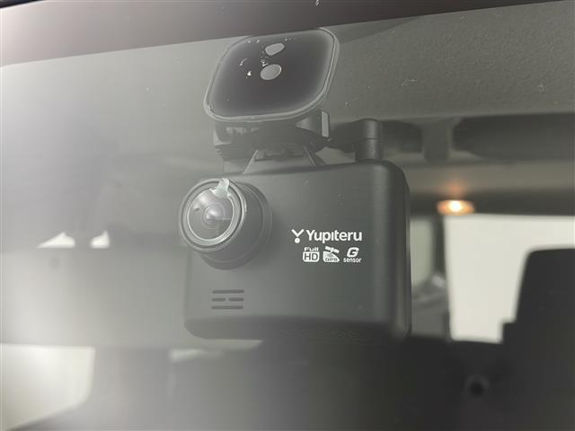 【ドライブレコーダー】映像・音声などの運転中の記録を残します。事故などを起こした起こされた時の証拠になりえますので、もしも時でも安心ですね。
