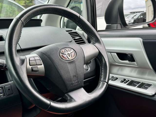 【ハンドル】革巻きハンドルで程よいグリップ感で運転し易いです。