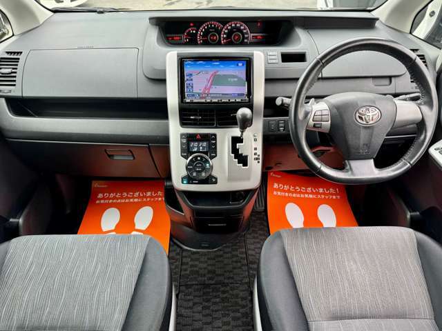 【運転席回り】黒をベースとした内装になっております。収納スペースも多い運転席回りです。メーターも見やすい位置に配置されていてます。