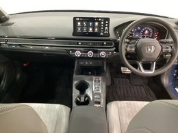 車内は光触媒抗菌消臭施工済です。インパネ周りはスタイリッシュなデザインで機能や装備も充実しています。グローブボックスやカップホルダーのほかにトレーなどたくさんの収納スペースが付いています。