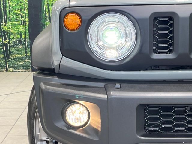 【LEDヘッドライト】悪天候や夜間走行時も良好な視界を確保し安心して運転できる高輝度LEDヘッドライトを装備！点灯速度が早く、消費電力も抑えられています。