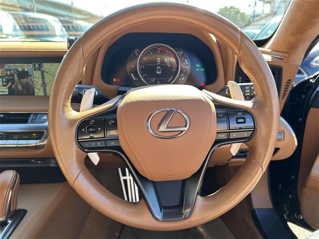 【ステアリング】軽い力で扱いやすいハンドルです。目立つ傷やスレなどなく綺麗な状態です！除菌プランいれていただくとさらに快適に！清潔なお車はお子様にも安心ですね！