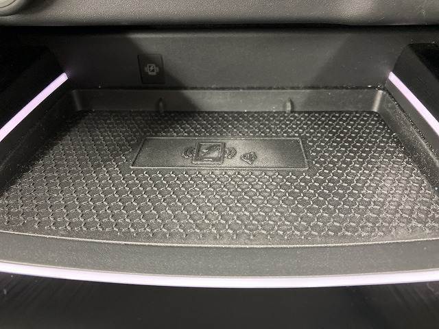 【置くだけ充電】非接触充電に対応のスマホであれば、コードレスで充電可能です。