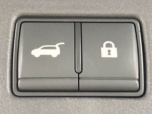【電動リアゲート】ボタンひとつで大きなゲートも簡単に開閉可能です。高級車ならではの装備は嬉しいですね。