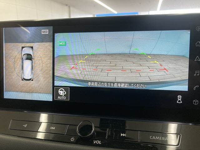 【パノラミックビューモニター】専用のカメラにより、上から見下ろしたような視点で360度クルマの周囲を確認することができます☆死角部分も確認しやすく、狭い場所での切り返しや駐車もスムーズに行えます。