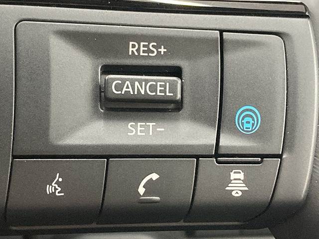 【レーダークルーズコントロール】装備車両です。レーダーやカメラを使って前を走るクルマの状況を検知して速度を調整してくれます。遠距離ドライブの高速道路などでは大活躍で疲労軽減に役立ちます。