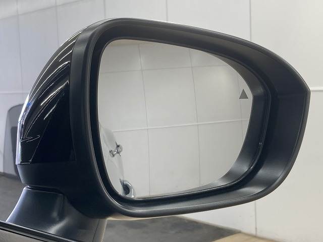 【ブラインドスポットモニター】車線変更時に後方から近づくお車をアラートしてくれます。