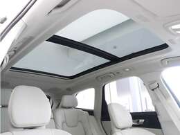 屋根一面まるごととも言える特大サイズのチルトアップ機構付電動パノラマ・ガラス・サンルーフ。晴天時はもちろん、雨天・曇天時にもシェードを開けることで常に開放的な車内空間を実現させてくれます。