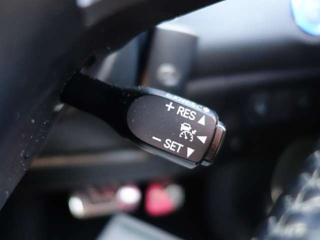 【　クルーズコントロール　】高速道路で便利なクルーズコントロールも装着済み。アクセルを離しても一定速度で走行ができる装備です。加速減速もスイッチ操作でOKです。