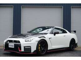 NISMO専用拡幅カーボンフロントフェンダー　NISMO専用レイズ製20インチ鍛造アルミホイール　NISMO専用サスペンション　NISMO専用スタビライザー