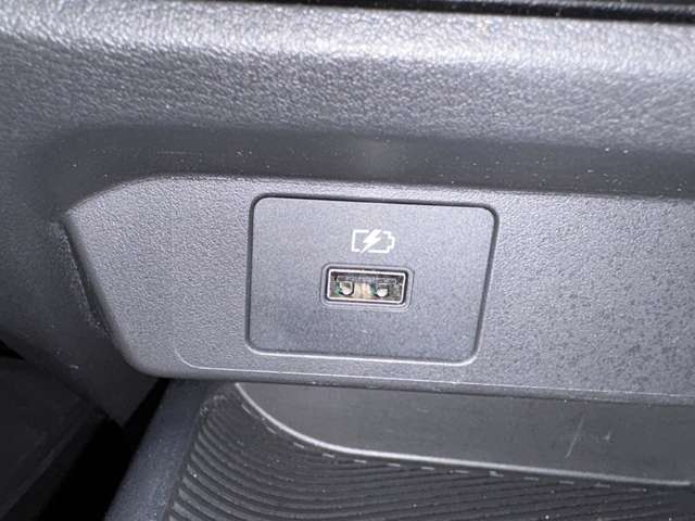メインスイッチやUSB電源などが中央部にまとめられています。走行には3つのドライブモードを選択可能です。運転が楽しくなります。(SPORT,ECO,NORMAL)
