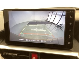 リバースギアに入れるだけで後方の表示へ切り替わります。夜間や雨の日の駐車も楽になりますよ。