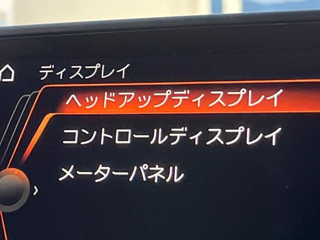 【ヘッドアップディスプレイ】現在の速度や走行情報をデジタル表示で運転席前方のガラスに投影！運転中、目線をずらさず必要な情報を確認できるのでとっても便利で安心！