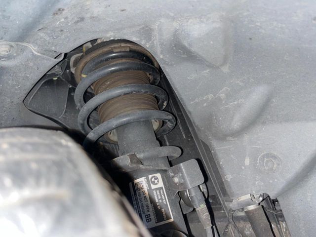 お車を安心してお乗りいただく為には、足回りの定期点検が欠かせません。サービスサポート（有償保証）では無料点検もご提供しており、安心のカーライフをお過ごしいただけるサポート体制が整っています。