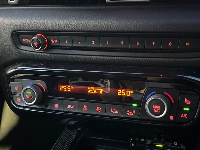 【左右独立型フルオートエアコン】運転席と助手席でそれぞれお好みの温度に設定可能。同乗者にも配慮した、快適な空調をお届け致します。