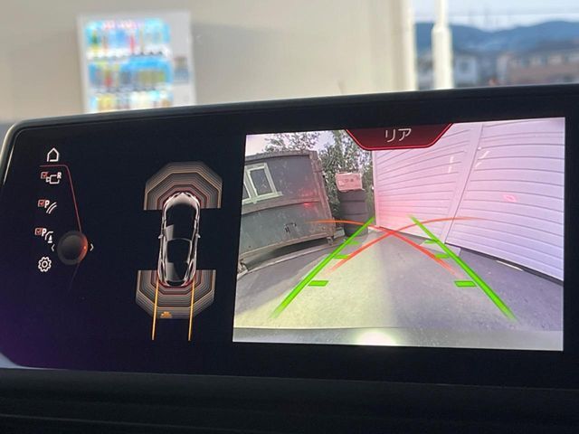 【バックカメラ】駐車時に後方がリアルタイム映像で確認できます。大型商業施設や立体駐車場での駐車時や、夜間のバック時に大活躍！運転スキルに関わらず、今や必須となった装備のひとつです！
