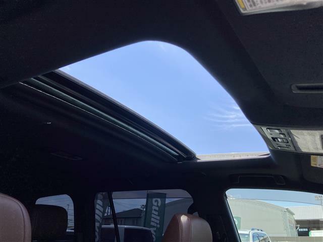 【　サンルーフ　】解放感溢れるサンルーフ♪車内には爽やかな風や太陽の穏やかな光が差し込みます♪