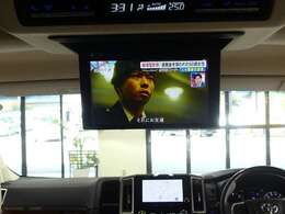 後席フリップダウンモニターが装着されております！長距離ドライブ時の後席でのエンタメ性能にご満足いただける事でしょう！