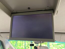 【フリップダウンモニター】大画面モニターで後席でもエンタメをお楽しみいただけます。小さなお子様にも大人気の装備です♪