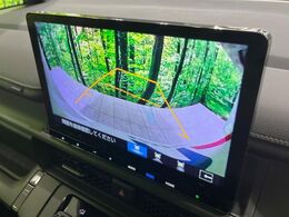 【バックカメラ】駐車時に後方がリアルタイム映像で確認できます。大型商業施設や立体駐車場での駐車時や、夜間のバック時に大活躍！運転スキルに関わらず、今や必須となった装備のひとつです！