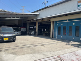 宝塚本店に自社板金、整備工場完備、アフターフォローもお任せ下さい