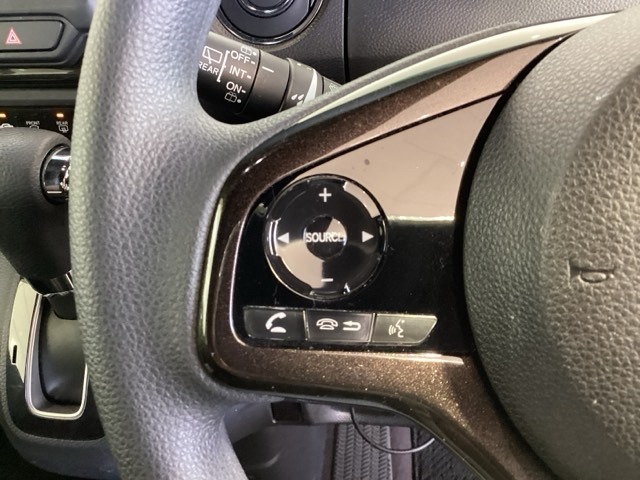 ステアリングにオーディオ操作スイッチが付いています。オーディオ画面に直接タッチしなくても操作が出来ますので、運転に集中できます。