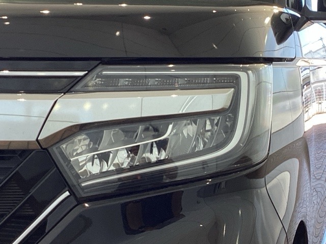 LEDヘッドライトは、点灯の瞬間から最大光量を発揮し、突然暗くなるトンネルなどでの安定感を高めます。