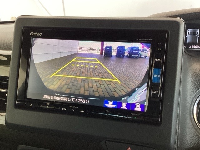 リバースギアに入れるだけで後方の表示へ切り替わります。夜間や雨の日の駐車も楽になりますよ。
