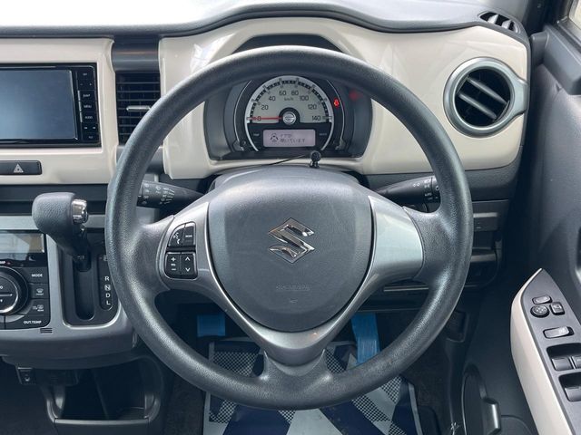 インテリアに合わせたデザインのステアリングは、運転される方のことも考え、運転しやすい形状、大きさです。是非一度、実際に触ってお確かめください。