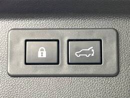 【パワーバックドア】スマートキーや運転席のボタンを押すだけでリアゲートが自動で開閉します！荷物を持っている時や、高い位置にあるバックドアを閉める際に便利な機能です♪