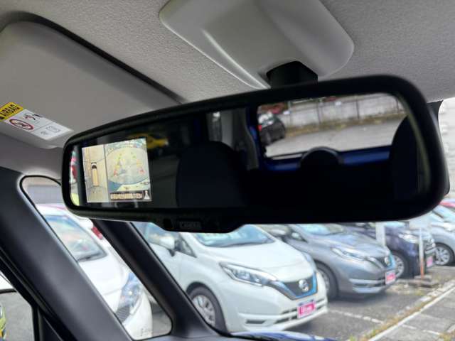 クルマを真上から見下ろしているかのような映像が表示され、周囲の状況がひと目で把握できるので、安心してスマートに駐車できます。駐車が苦手な方にオススメです！