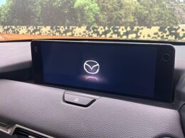 【12.3インチマツダコネクト】車内の雰囲気にマッチした大型ディスプレイ。スマホ接続でのナビ使用やBluetooth再生等、様々な機能が楽しめます。直感的なダイヤル操作が可能で、使い勝手も良好です。