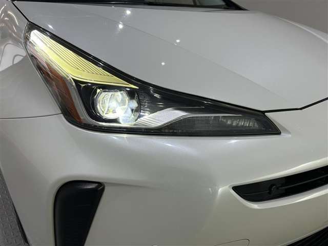LEDヘッドライトです。デザイン性がよくとても明るいので、夜間の走行や悪天候でも安心です。しかも長寿命！