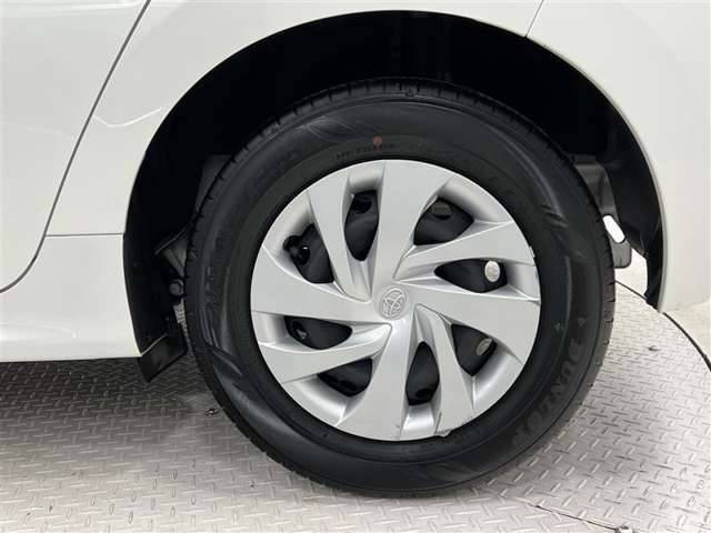 タイヤサイズは175/70R14！納車前の点検時にタイヤ交換させていただきます！ホイールキャップに傷があります。